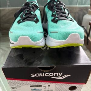 NWT Saucony Women's Endorphin Shift 2 Running Shoes Size 9